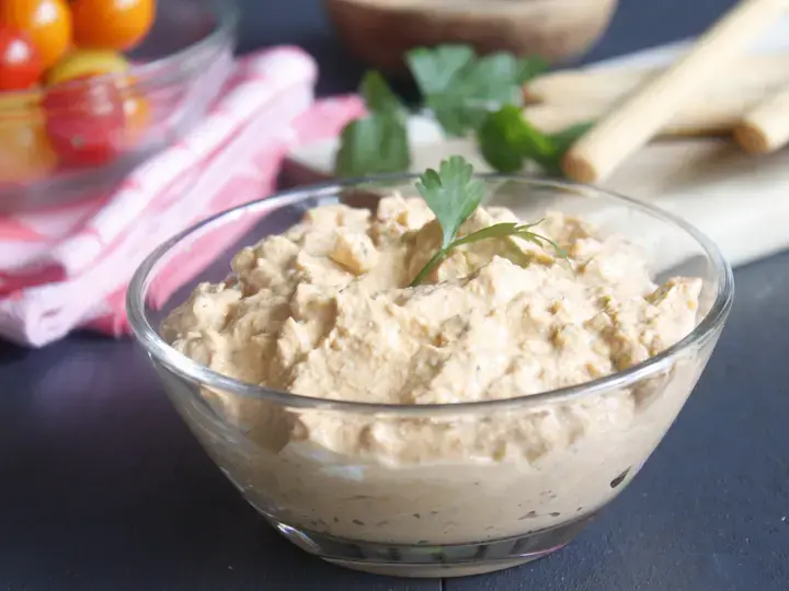Dips tomate fromage ail et fines herbes, pignons