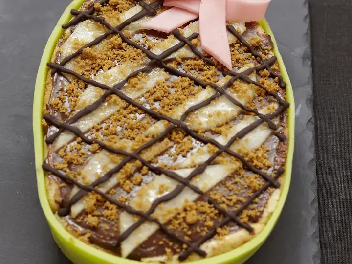 Oeuf de Pâques à la mousse au chocolat et poire