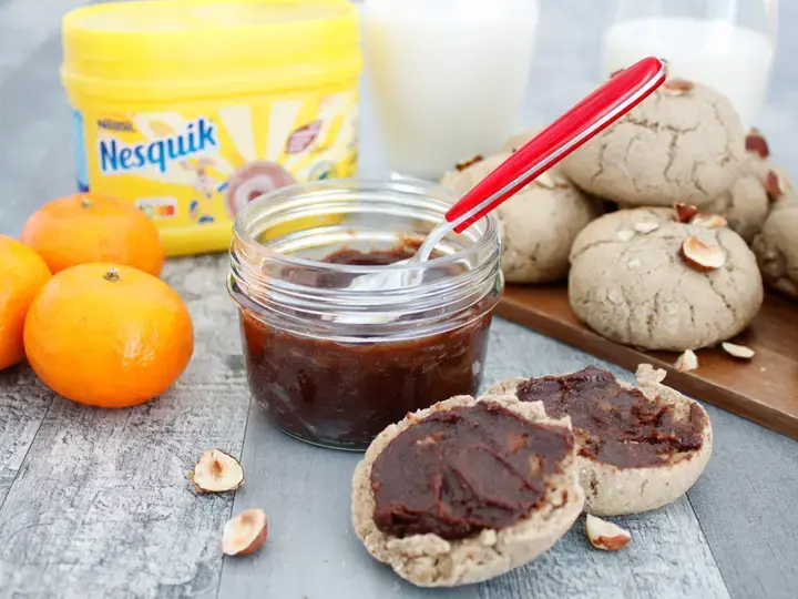 Pâte à tartiner Nesquik et petits pains aux noisettes