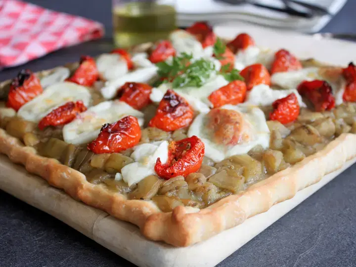 Pizza au caviar d'aubergines, tomates et mozzarella Bio