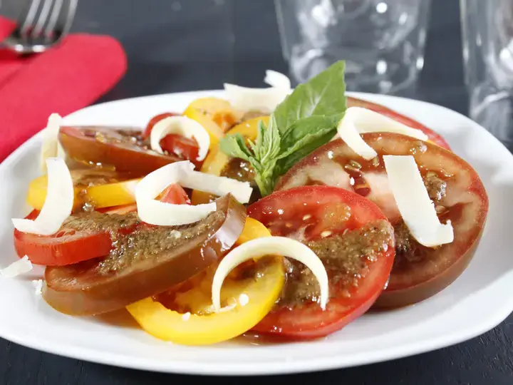 Salade de tomates, pignons et olives