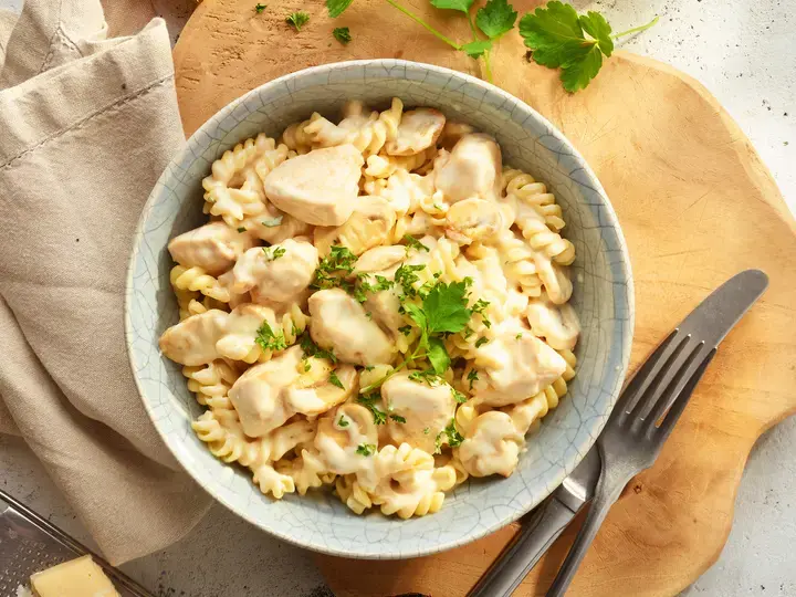 Fusilli à la crème, poulet et champignons