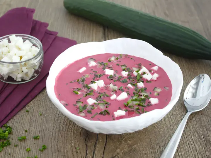 Soupe de betterave et feta au skyr et légumes croquants