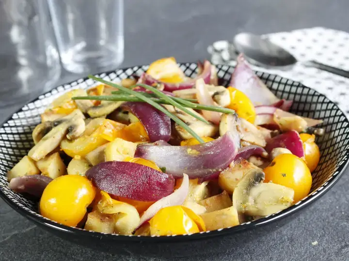 Poelée de pomme de terre champignons et tomates cerises