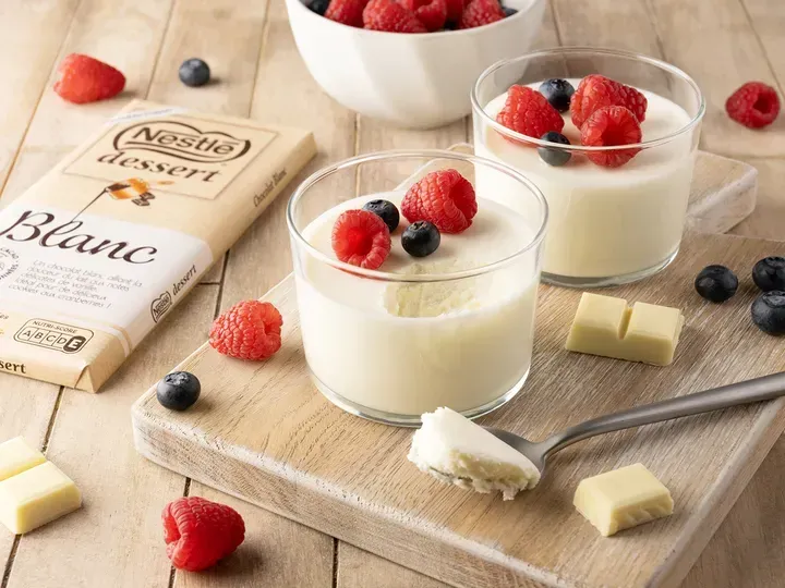 Mousse au chocolat blanc et fruits rouges