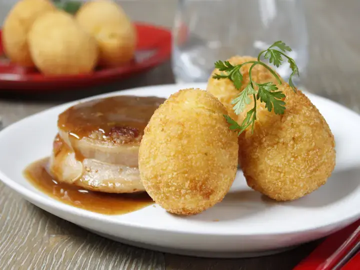 Médaillons et oeufs croustillants