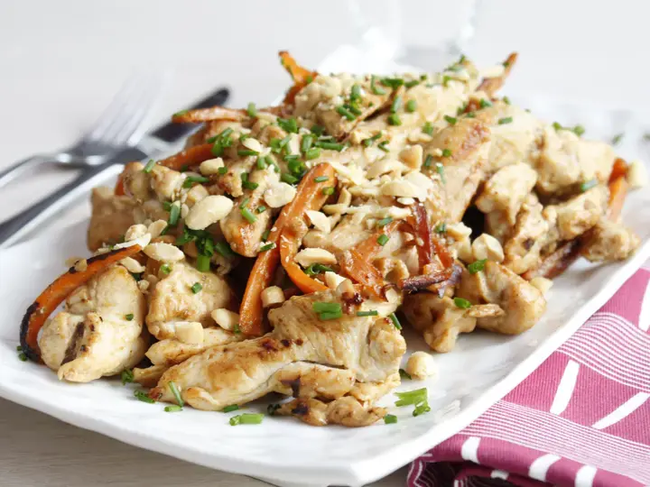 Sauté de poulet oignons et cacahuètes