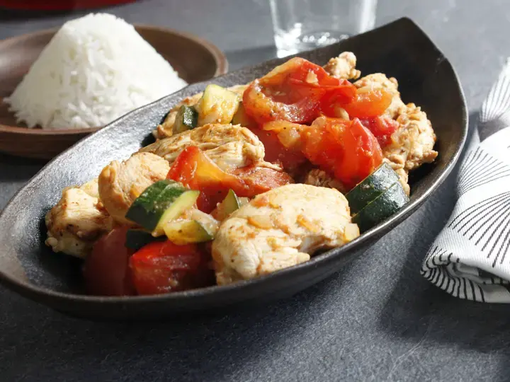 Poêlée de poulet, compotée de légumes aux olives