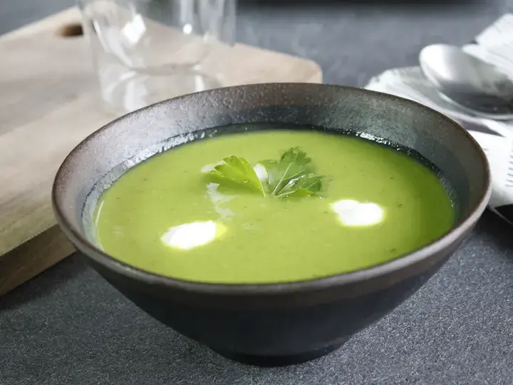 Soupe glacée courgette, petits pois et billes de chèvre