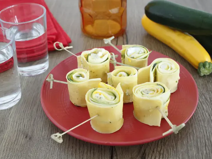 Petits rouleaux de pâtes aux courgettes et chèvre frais