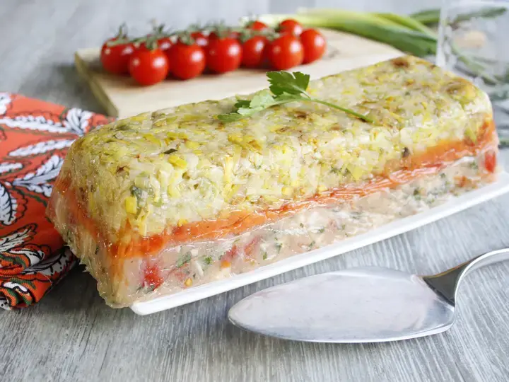 Terrine de cabillaud et poireau, tomates fraîche et cerfeuil