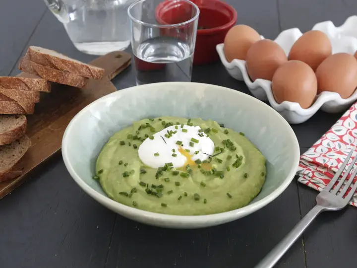Purée de pommes de terre et petits pois, oeuf poché