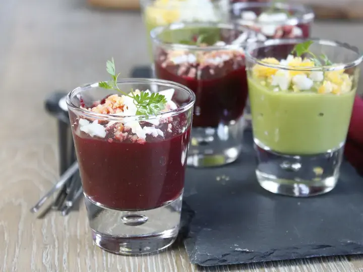 Petites crèmes betterave et petits pois à l'oeuf mimosa