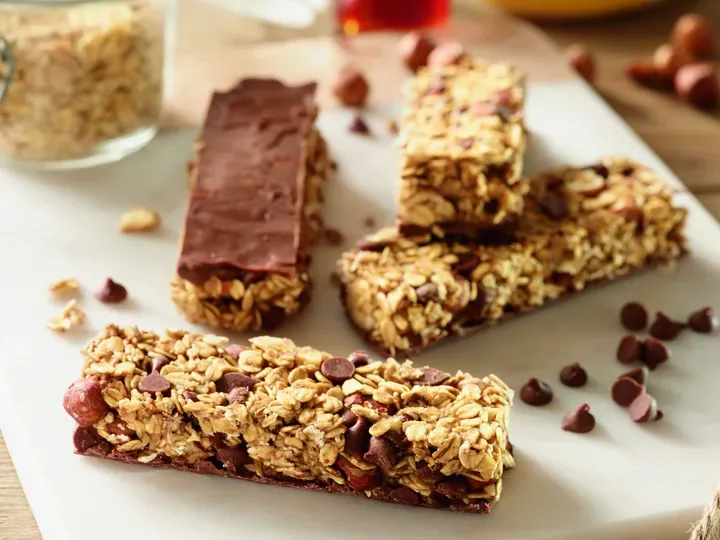 Barres de céréales à l'avoine, noisettes, banane et pépites de chocolat