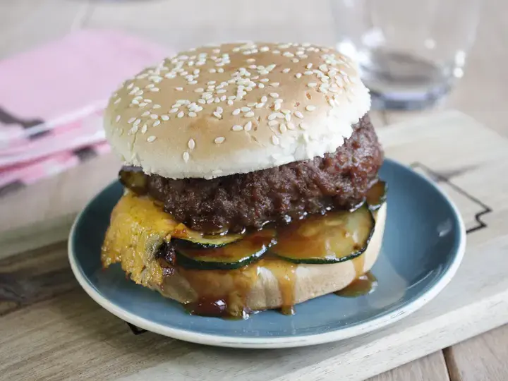 Burger cheddar courgettes