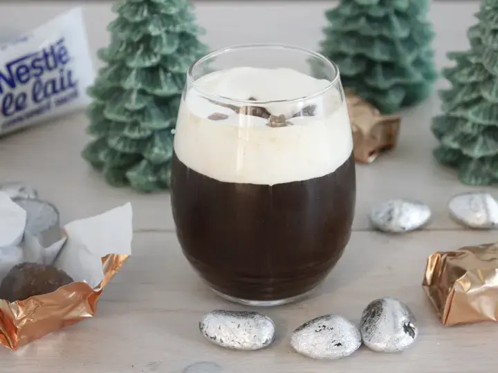 Café et chantilly à l'orange et marrons glacés