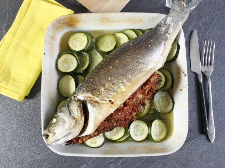Bar au pesto rouge et fondue de courgettes