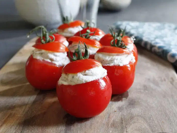 Tomates cocktail, ricotta pignons et olives