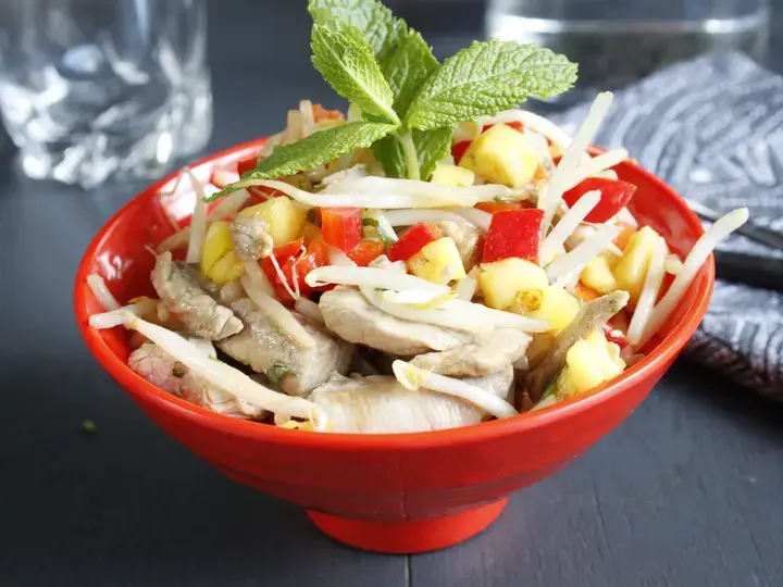Salade de pousse de soja au porc et ananas