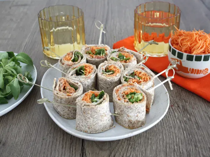Rouleaux de tortillas au maquereau carotte et mache