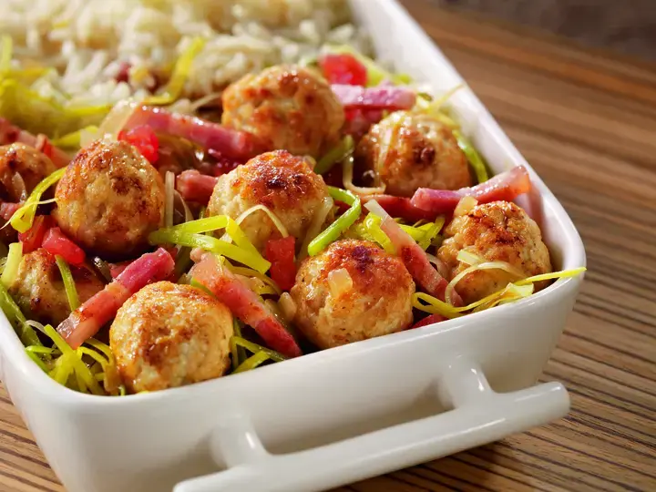 Boulettes de poulets aux allumettes et poireaux