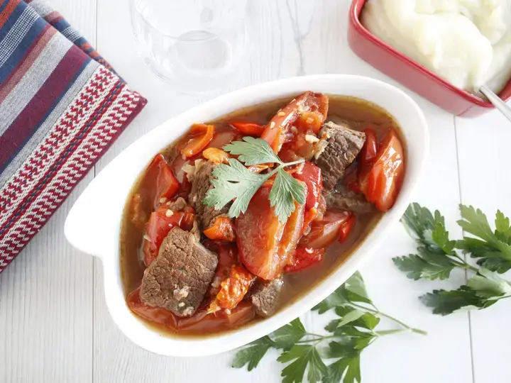 Boeuf aux poivrons rouges en cocotte