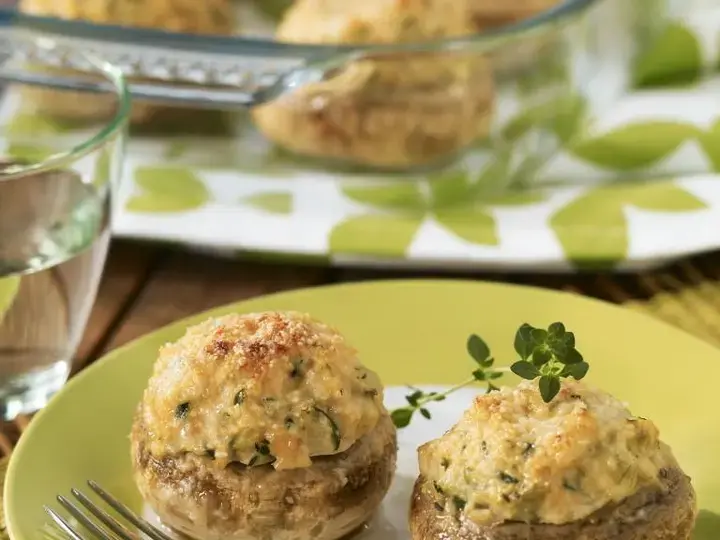 Champignons farcis au poulet et oignons rissolés