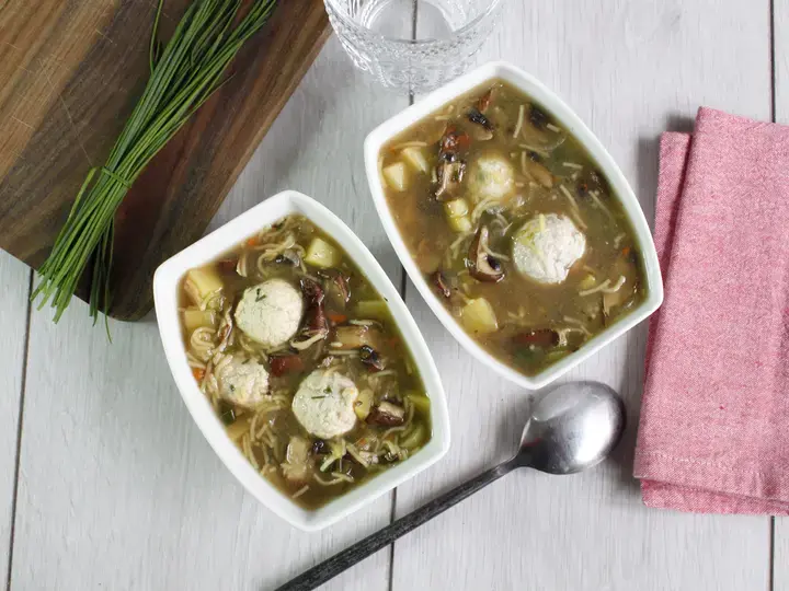 Bouillon de poule vermicelles, boulettes de poulet et légumes