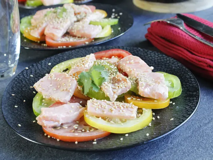 Salade de tomates et saumon mariné citron sésame