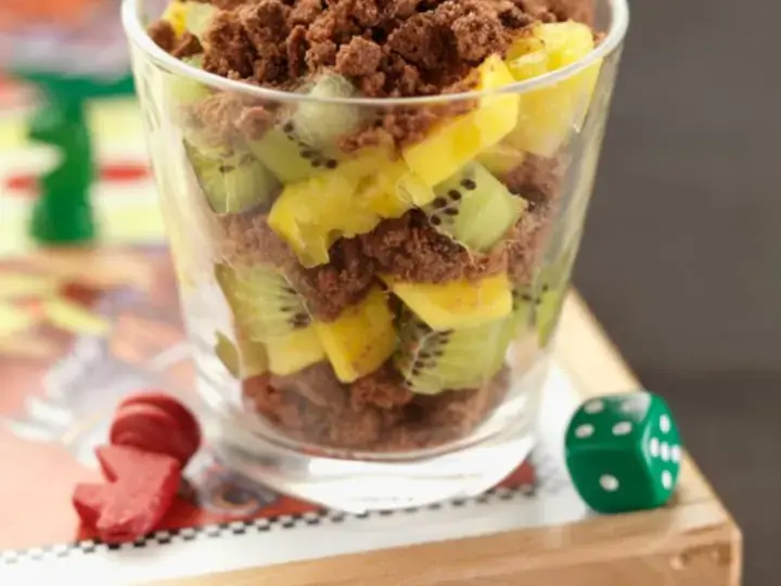 Verrines de fruits exotiques et biscuits au chocolat croquants