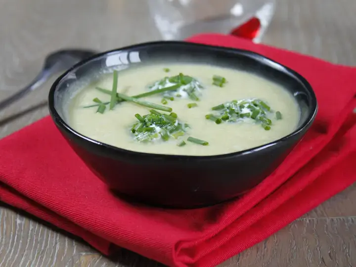 Soupe d'asperges au chèvre frais