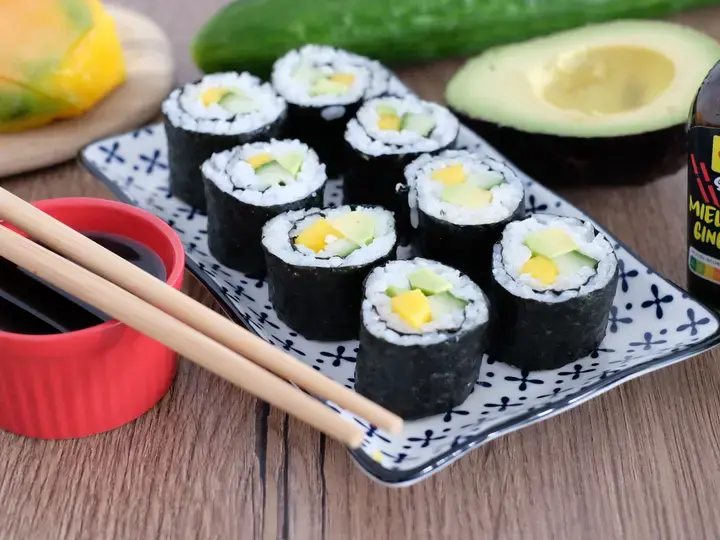 Makis mangue concomvre avocat et sauce saveur