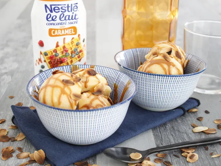 Glace vanille maison sauce caramel et amandes grillées