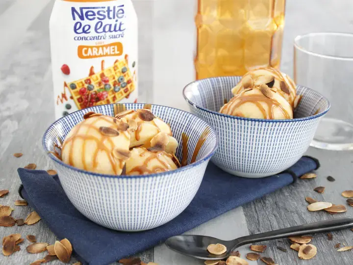 Glace vanille maison sauce caramel et amandes grillées
