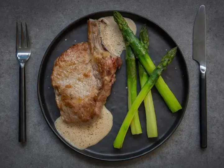 Côtes de veau épaisses sauce crémée