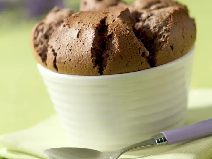 Souffles au chocolat au lait et pepites de chocolat