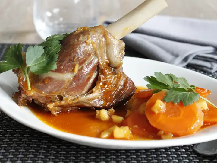 Souris d'agneau confites au miel, carottes et pommes fondantes