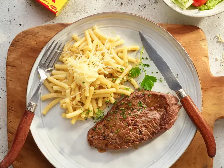Steak de boeuf et macaronis