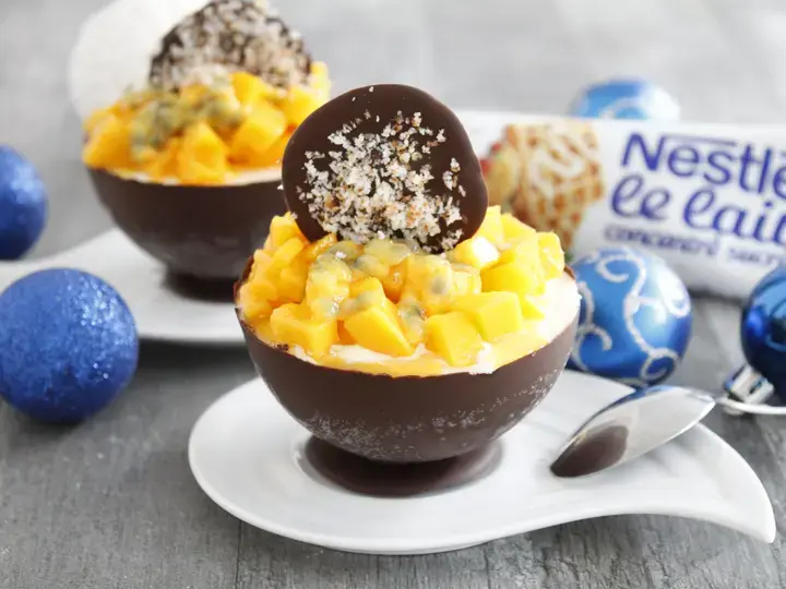 Demi sphère au chocolat, glace au lait concentré mangue passion