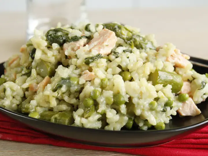 Une recette de risotto facile à préparer au saumon, de petits pois et d'asperges.