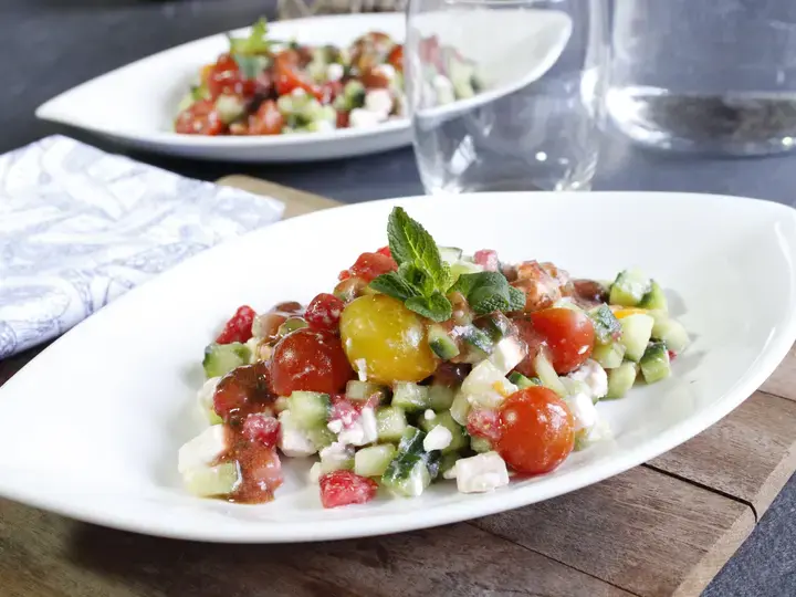 Salade de tomates, fraises et concombre au coulis de fraises