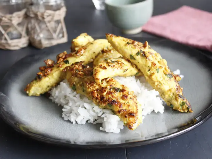 Aiguillettes de poulet marinées au curry et cacahuètes