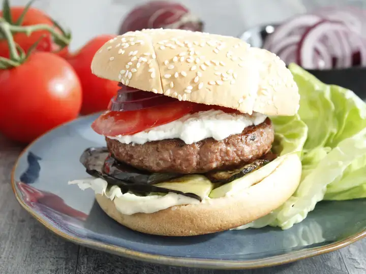 Burger végétal méditerranéen houmous et feta
