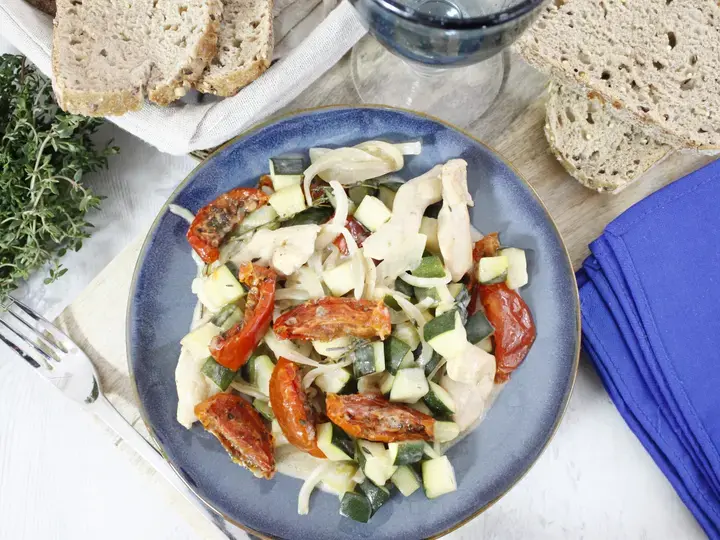 Poêlée de poulet aux courgettes et tomates confites