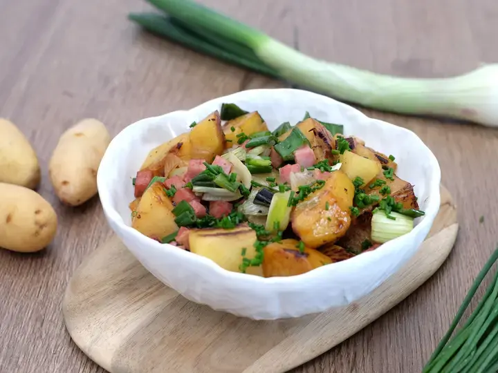 Poelée de pommes de terre au jambon et petits oignons
