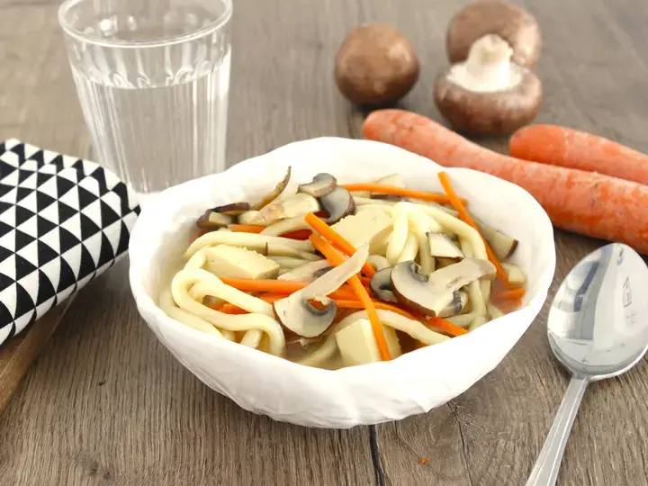 Soupe cde nouilles udon aux légumes à la thaï