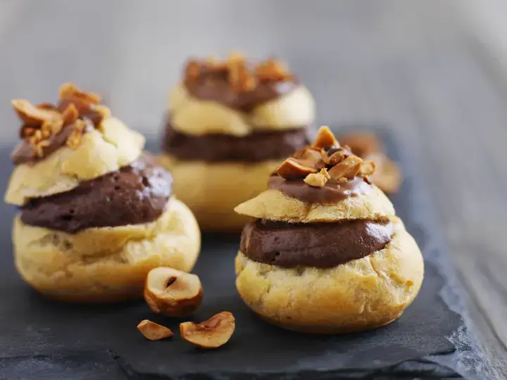 Choux à la mousse de chocolat noir, glaçage chocolat caramel, noisettes grillées