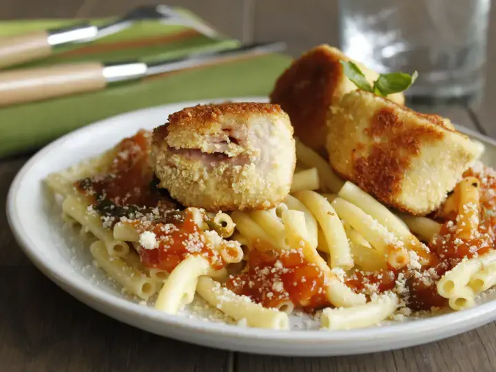 Roulés d'escalopes de poulet au jambon et macaroni