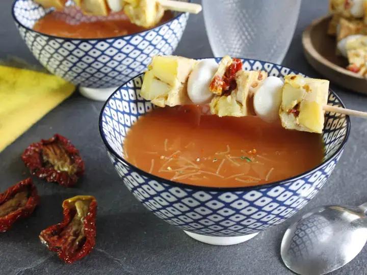 Soupe de tomate vermicelles et ses brochettes de tortillas aux billes de mozzarella