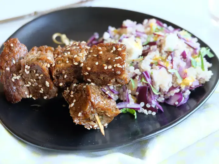 Brochettes de steak végétal miel sésame et salade de quinoa, chou rouge et fêta